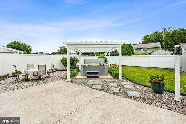 8 DAN RD, Hamilton, NJ 08620