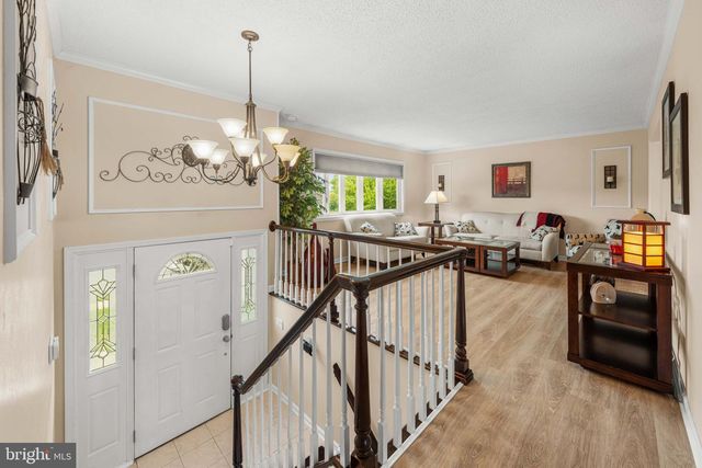 8 DAN RD, Hamilton, NJ 08620