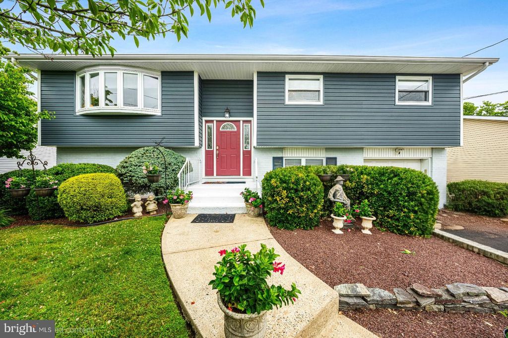 8 DAN RD, Hamilton, NJ 08620