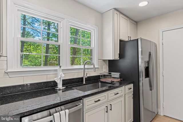 908 ASHBURN ST, Herndon, VA 20170