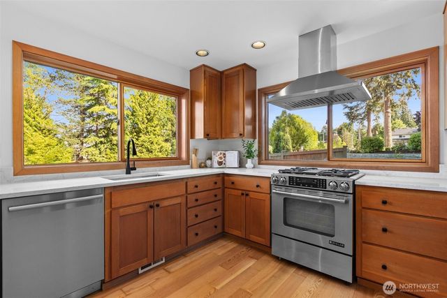 7321 152nd Avenue NE, Redmond, WA 98052