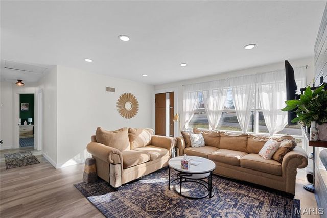 6301 Ashbury Drive, St Louis, MO 63123