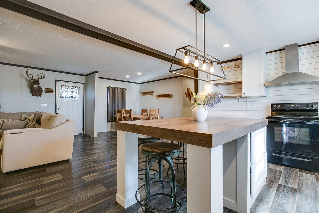 Image 12 of property listing at 11524 N Walnut Grove Road, San Angelo, TX 76901