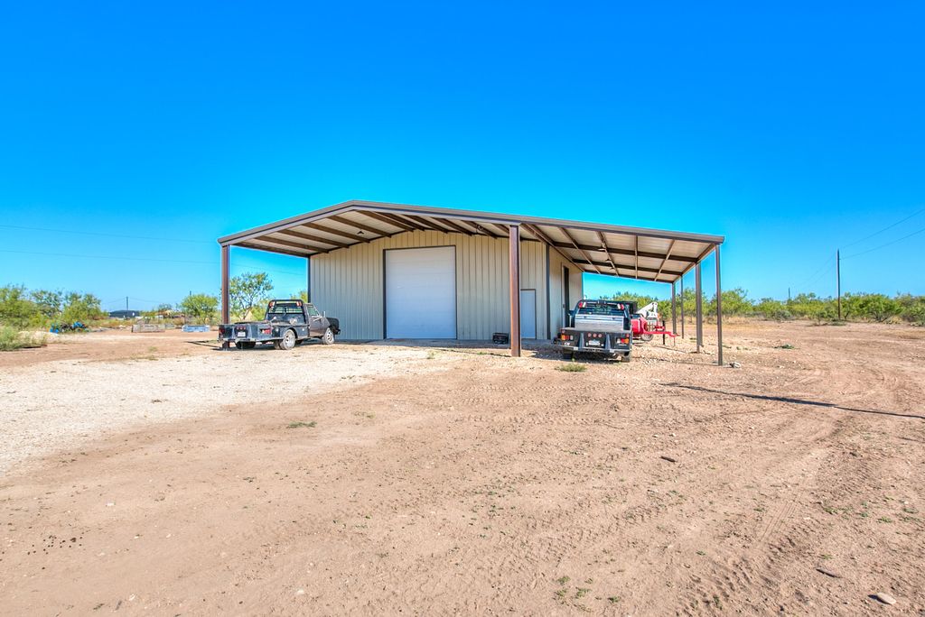 Image 38 of property listing at 11524 N Walnut Grove Road, San Angelo, TX 76901
