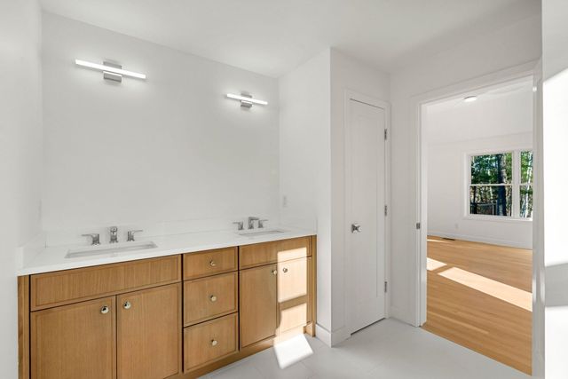 17 Lily Lane, Londonderry, NH 03053