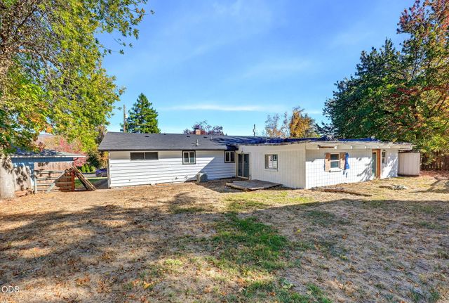 130 Sharon Drive, Phoenix, OR 97535