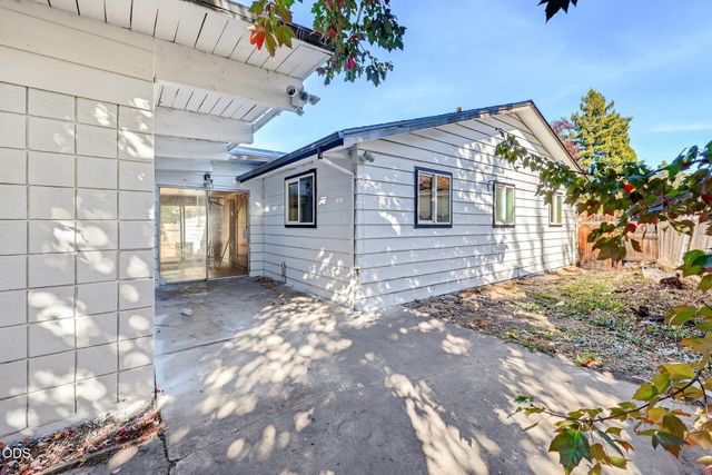 130 Sharon Drive, Phoenix, OR 97535