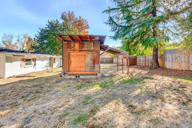 130 Sharon Drive, Phoenix, OR 97535