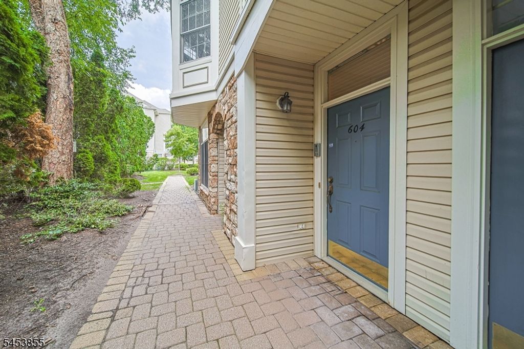 604 Turlington Ct 234, Livingston Twp., NJ 07039 — photo 4