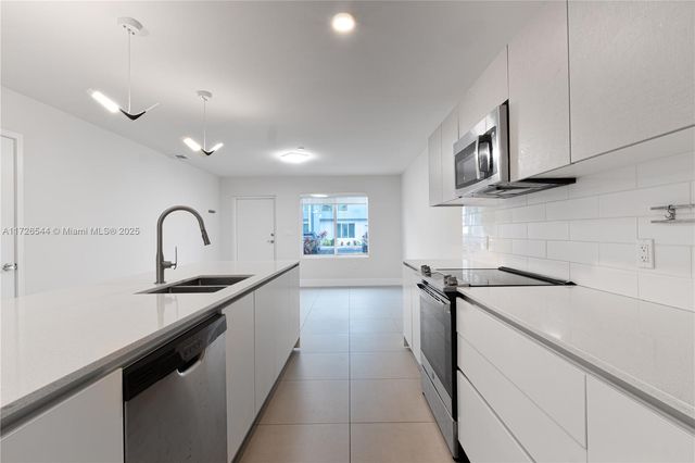 2555 NE 193rd St 2102, Miami, FL 33180