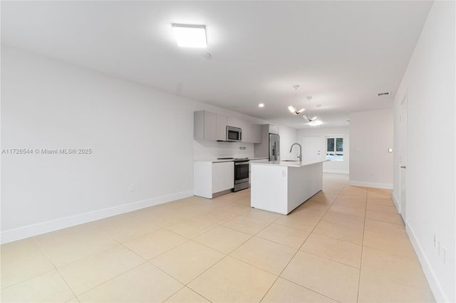 2555 NE 193rd St 2102, Miami, FL 33180