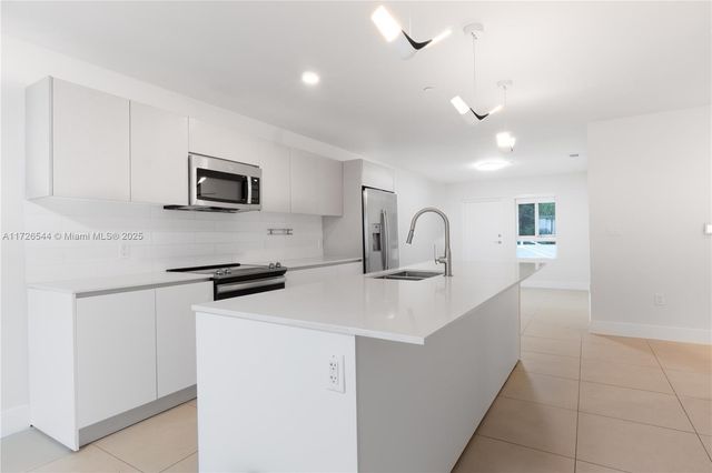 2555 NE 193rd St 2102, Miami, FL 33180