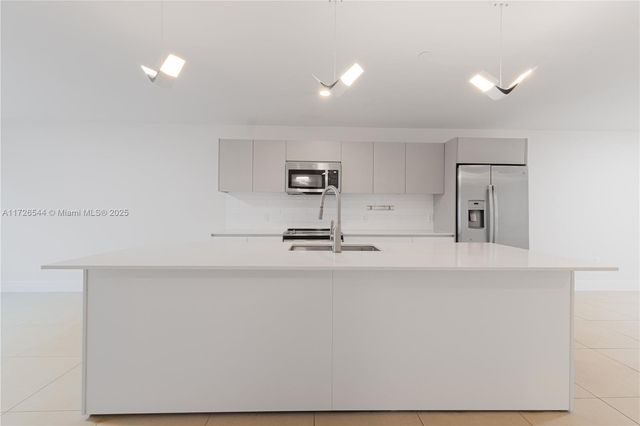 2555 NE 193rd St 2102, Miami, FL 33180