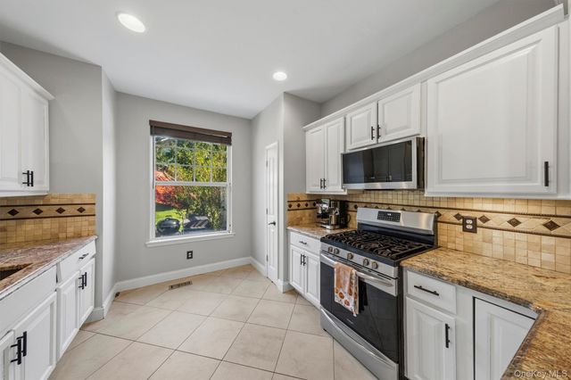 6 Avoncroft Lane, Middletown, NY 10940