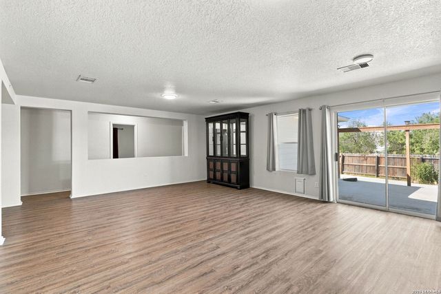 1334 Sunbend Fls, San Antonio, TX 78224