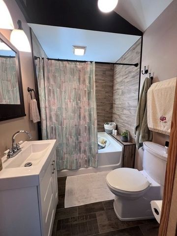 1701 W Low Avenue, Mchenry, IL 60050
