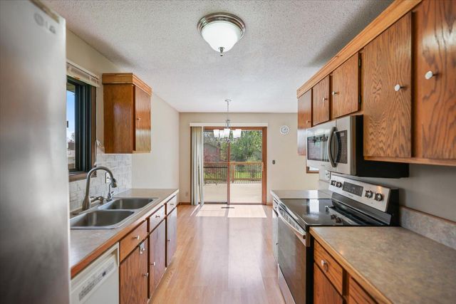 7916 Hallmark Way, Apple Valley, MN 55124