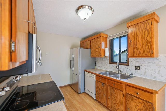 7916 Hallmark Way, Apple Valley, MN 55124