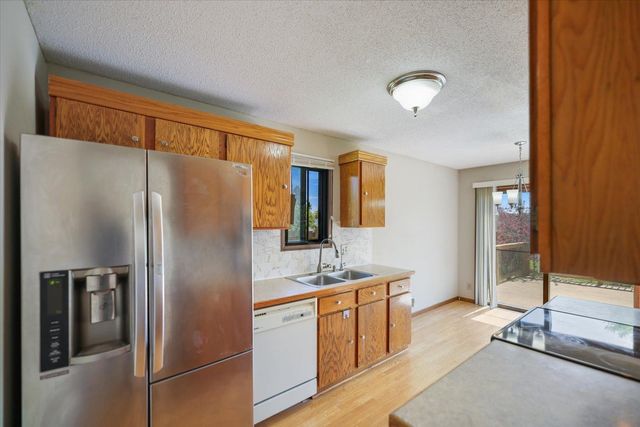 7916 Hallmark Way, Apple Valley, MN 55124