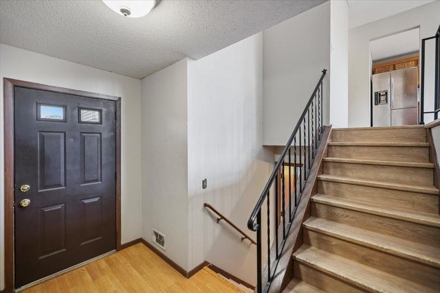 7916 Hallmark Way, Apple Valley, MN 55124
