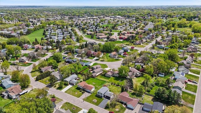 7916 Hallmark Way, Apple Valley, MN 55124