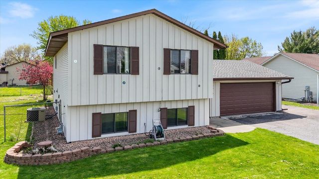 7916 Hallmark Way, Apple Valley, MN 55124