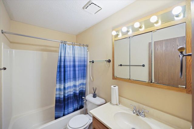 7916 Hallmark Way, Apple Valley, MN 55124