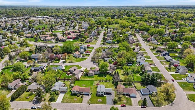 7916 Hallmark Way, Apple Valley, MN 55124