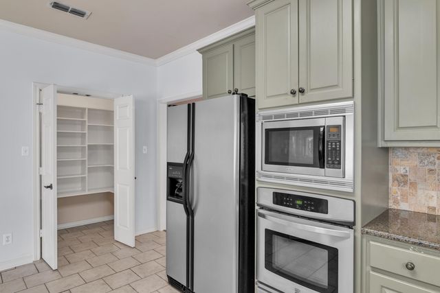 105 Willow Brook Dr, White Oak, TX 75693