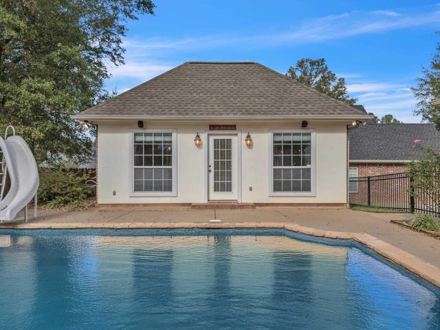 105 Willow Brook Dr, White Oak, TX 75693