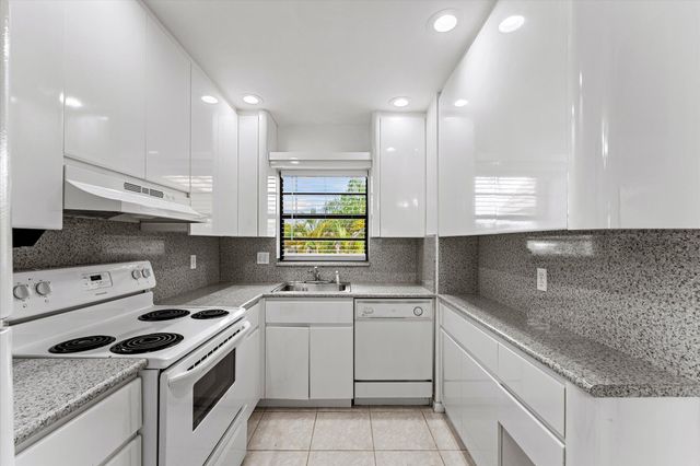 200 W Jacaranda Country Club Drive 3c, Plantation, FL 33324