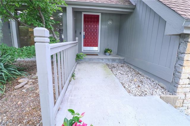 16015 Meadow Lane, Stilwell, KS 66085