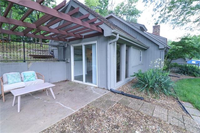 16015 Meadow Lane, Stilwell, KS 66085