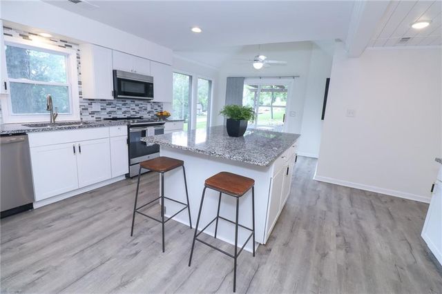 16015 Meadow Lane, Stilwell, KS 66085