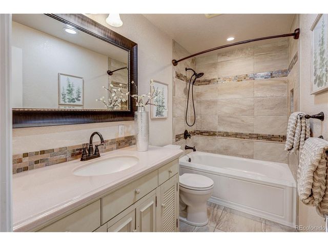 811 S Newcombe Way, Lakewood, CO 80226