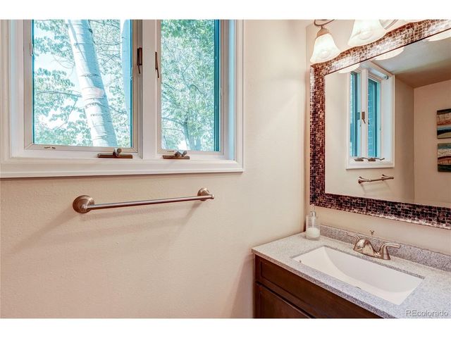 811 S Newcombe Way, Lakewood, CO 80226