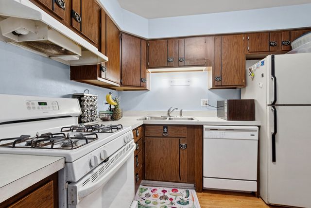 7333 Grand Avenue 204, Downers Grove, IL 60516