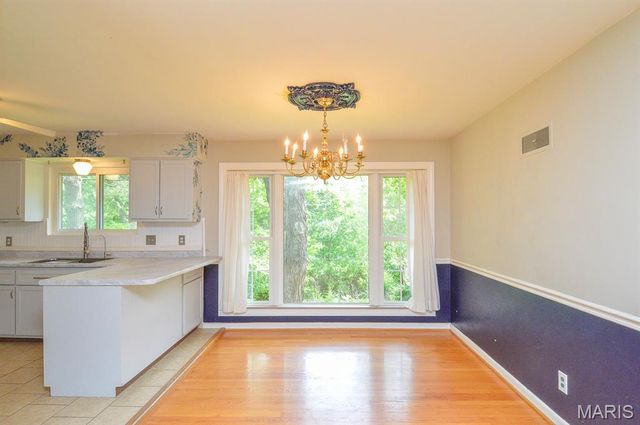 8720 Brookview Drive, Crestwood, MO 63126