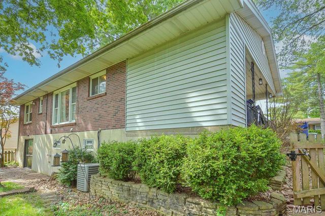 8720 Brookview Drive, Crestwood, MO 63126