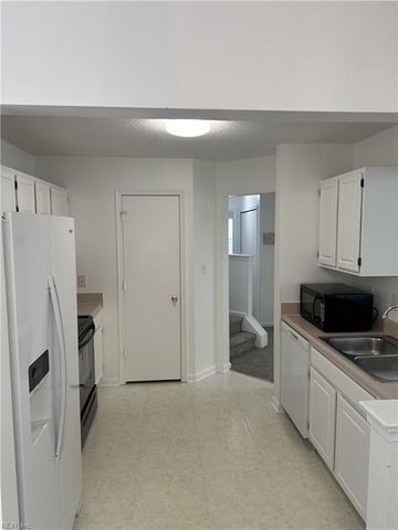 4 Marigold LN, Hampton, VA 23663