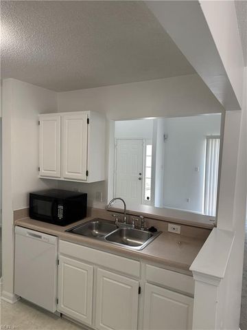 4 Marigold LN, Hampton, VA 23663