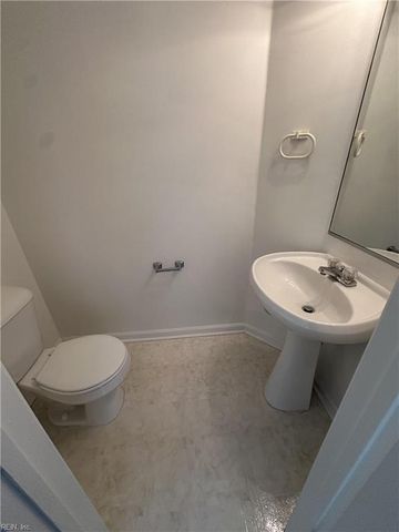 4 Marigold LN, Hampton, VA 23663
