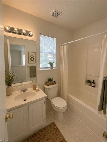 4 Marigold LN, Hampton, VA 23663