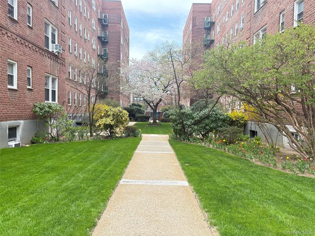 34 Cathedral Avenue 6A, Hempstead, NY 11550