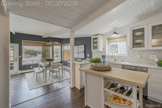 10470 King Road, Springfield Charter Township, MI 48350