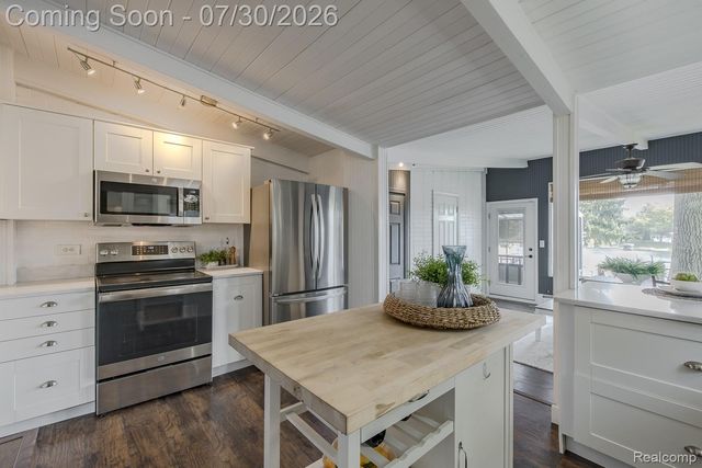 10470 King Road, Springfield Charter Township, MI 48350