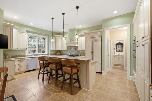 26 Chippiannock Place, Rock Island, IL 61201