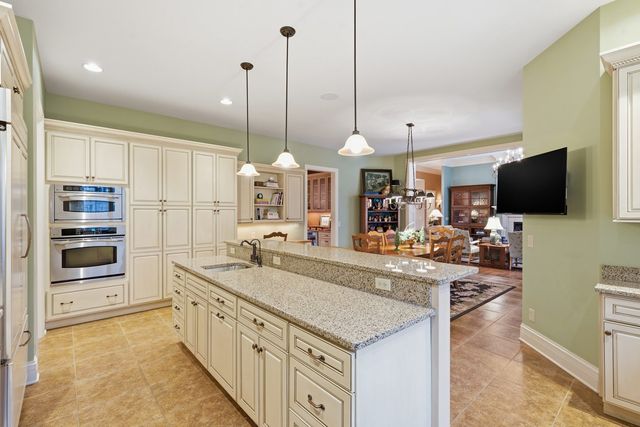 26 Chippiannock Place, Rock Island, IL 61201