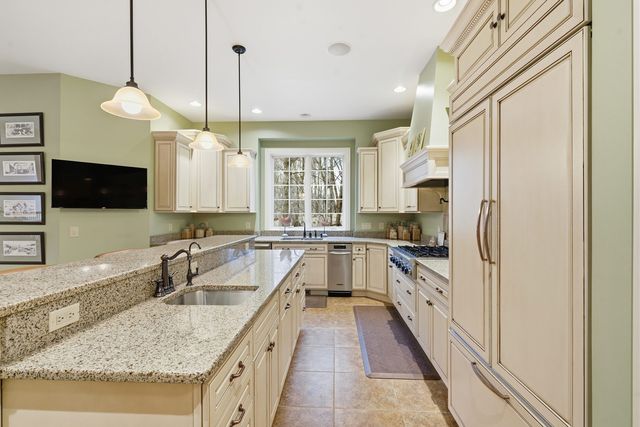 26 Chippiannock Place, Rock Island, IL 61201