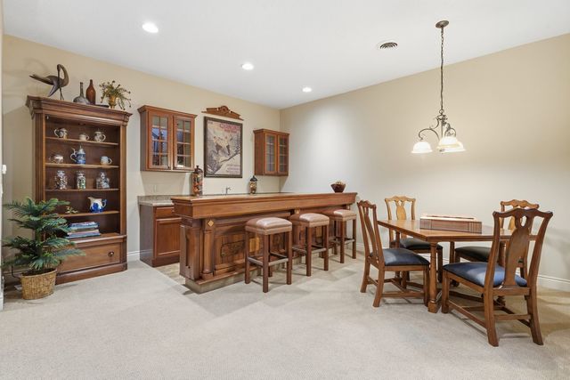 26 Chippiannock Place, Rock Island, IL 61201